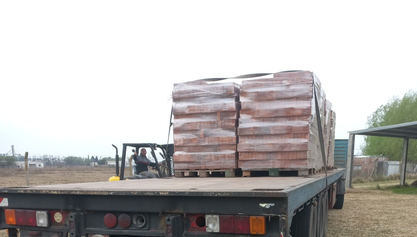 Carga de ladrillos con autoelevador propio